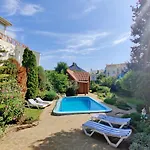 приватний з басейном біля моря совіньон Holiday home Odesa