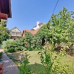 Holiday home приватний з басейном біля моря совіньон *
