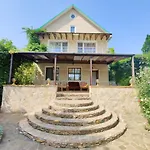 Holiday home приватний з басейном біля моря совіньон *