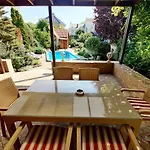 приватний з басейном біля моря совіньон *