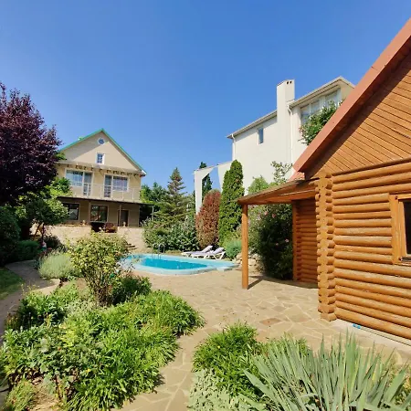 Holiday home приватний з басейном біля моря совіньон *