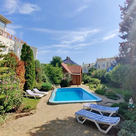 приватний з басейном біля моря совіньон Holiday home Odesa