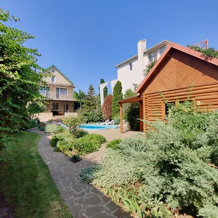 Holiday home приватний з басейном біля моря совіньон *
