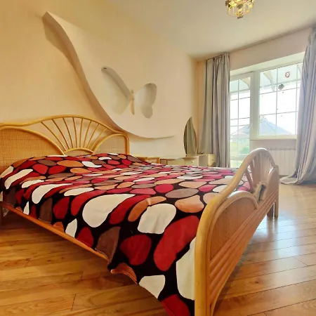 Holiday home приватний з басейном біля моря совіньон *