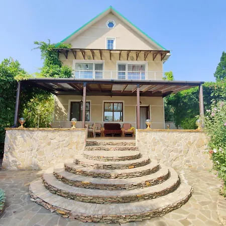 Holiday home приватний з басейном біля моря совіньон *