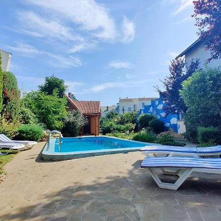 приватний з басейном біля моря совіньон *