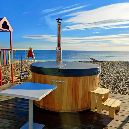 приватний з басейном біля моря совіньон