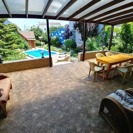 Holiday home приватний з басейном біля моря совіньон