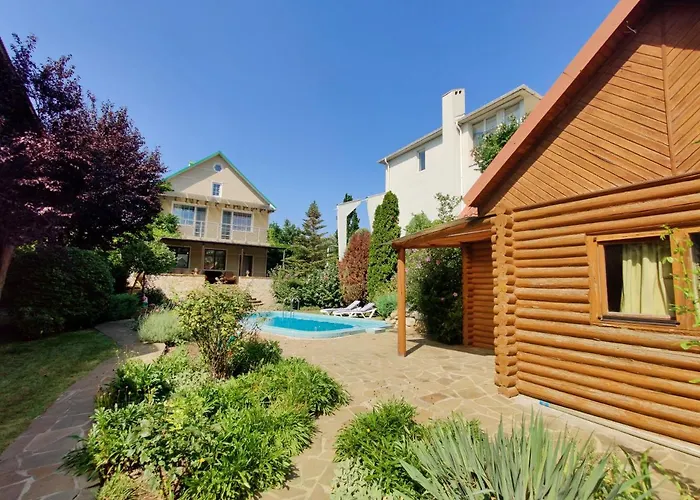 Holiday home приватний з басейном біля моря совіньон *