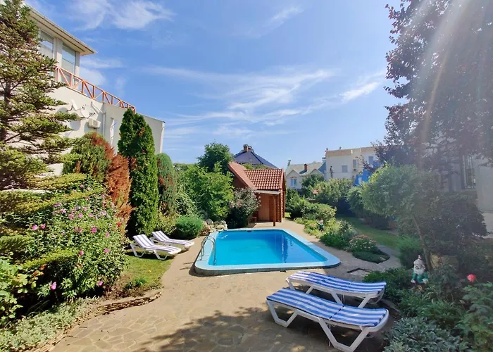 приватний з басейном біля моря совіньон Holiday home Odesa