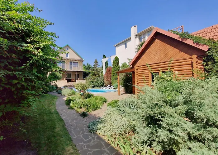 Holiday home приватний з басейном біля моря совіньон *