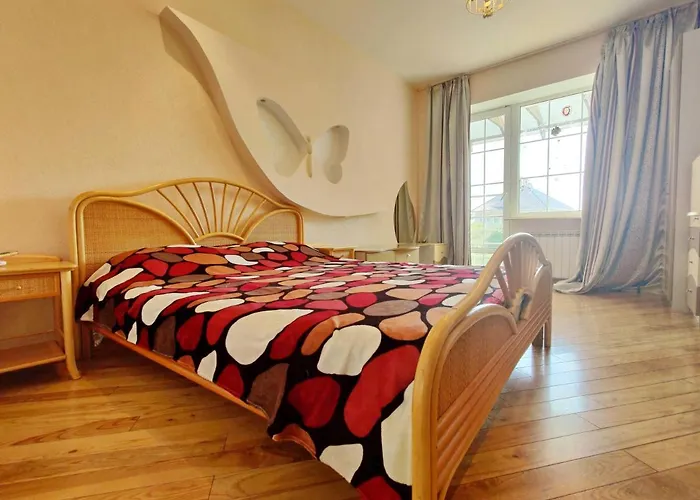 Holiday home приватний з басейном біля моря совіньон *