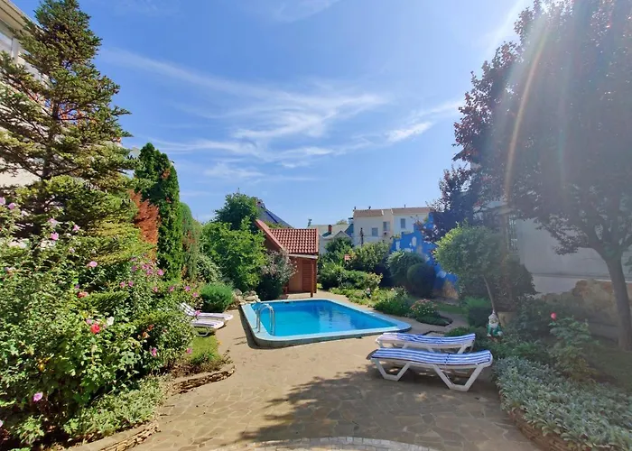 приватний з басейном біля моря совіньон