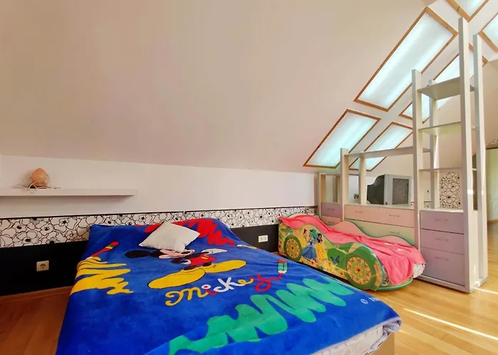 приватний з басейном біля моря совіньон Holiday home *