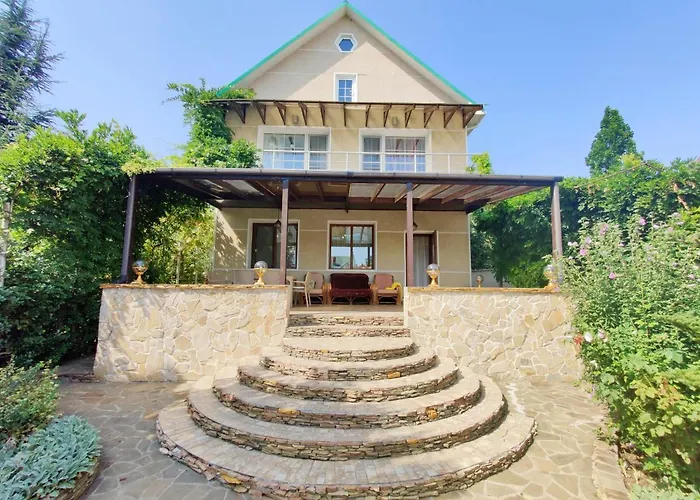 Holiday home приватний з басейном біля моря совіньон *