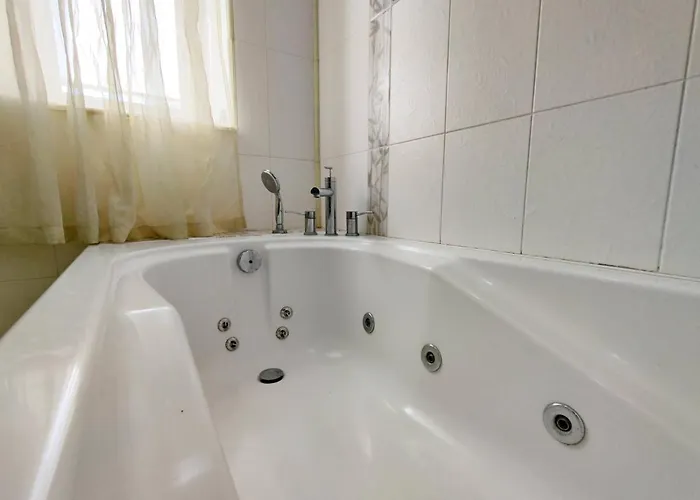 Holiday home приватний з басейном біля моря совіньон