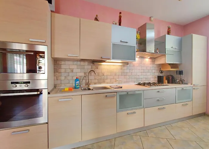 приватний з басейном біля моря совіньон