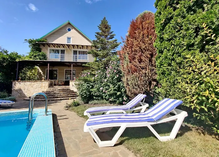 приватний з басейном біля моря совіньон Holiday home *