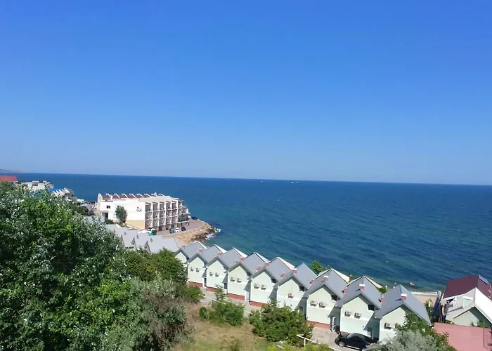 Holiday home приватний з басейном біля моря совіньон *