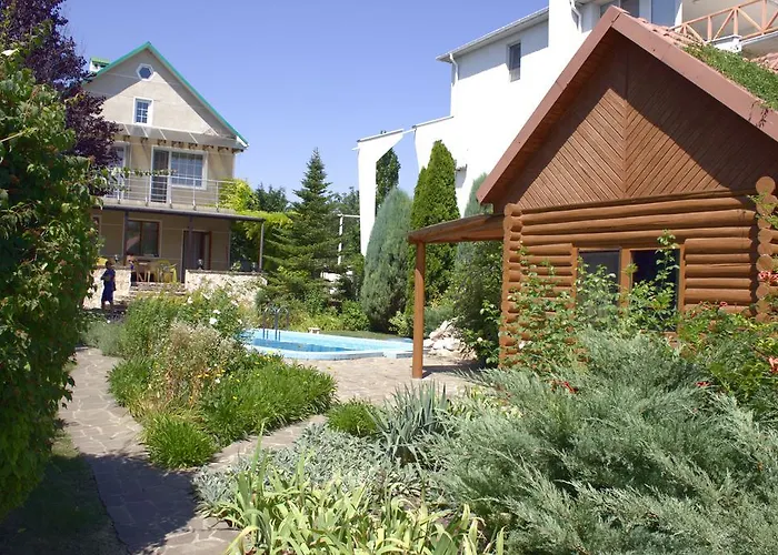 Holiday home приватний з басейном біля моря совіньон *