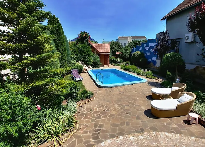 приватний з басейном біля моря совіньон Holiday home