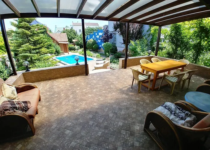 Holiday home приватний з басейном біля моря совіньон