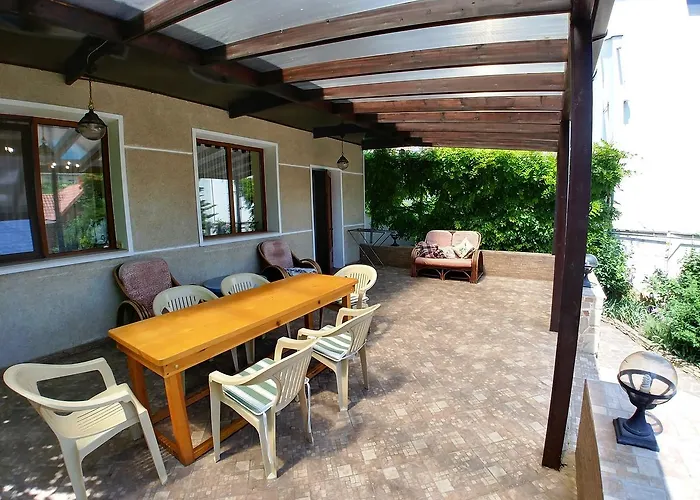 приватний з басейном біля моря совіньон