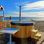 приватний з басейном біля моря совіньон