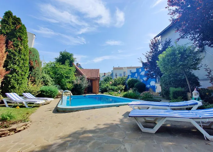 приватний з басейном біля моря совіньон *