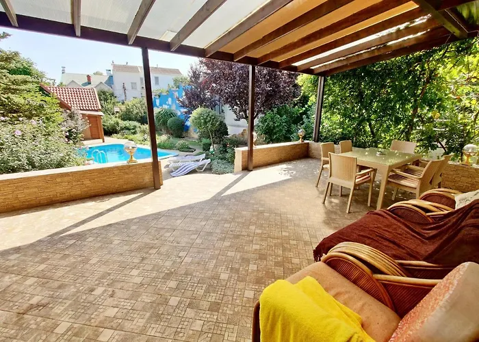 приватний з басейном біля моря совіньон *