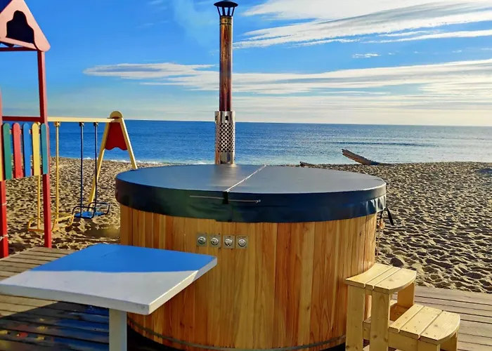 приватний з басейном біля моря совіньон