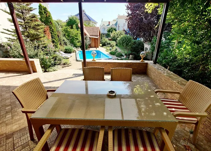 приватний з басейном біля моря совіньон *